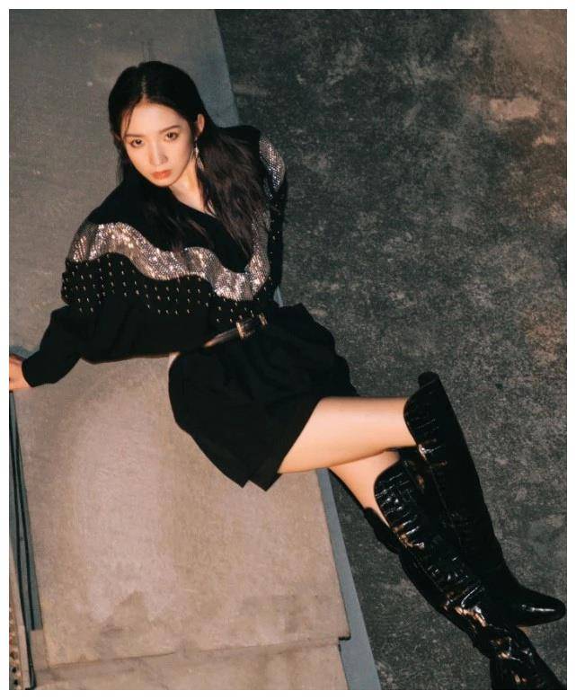 孟美岐穿黑漆皮靴显得腿超细,坐下伸腿的那一刻,太绝_黑色_靴子_网友