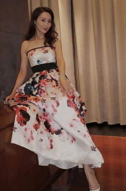 原创郭可盈好惊艳穿西服配礼服裙美成少女样不愧是富商家庭出生