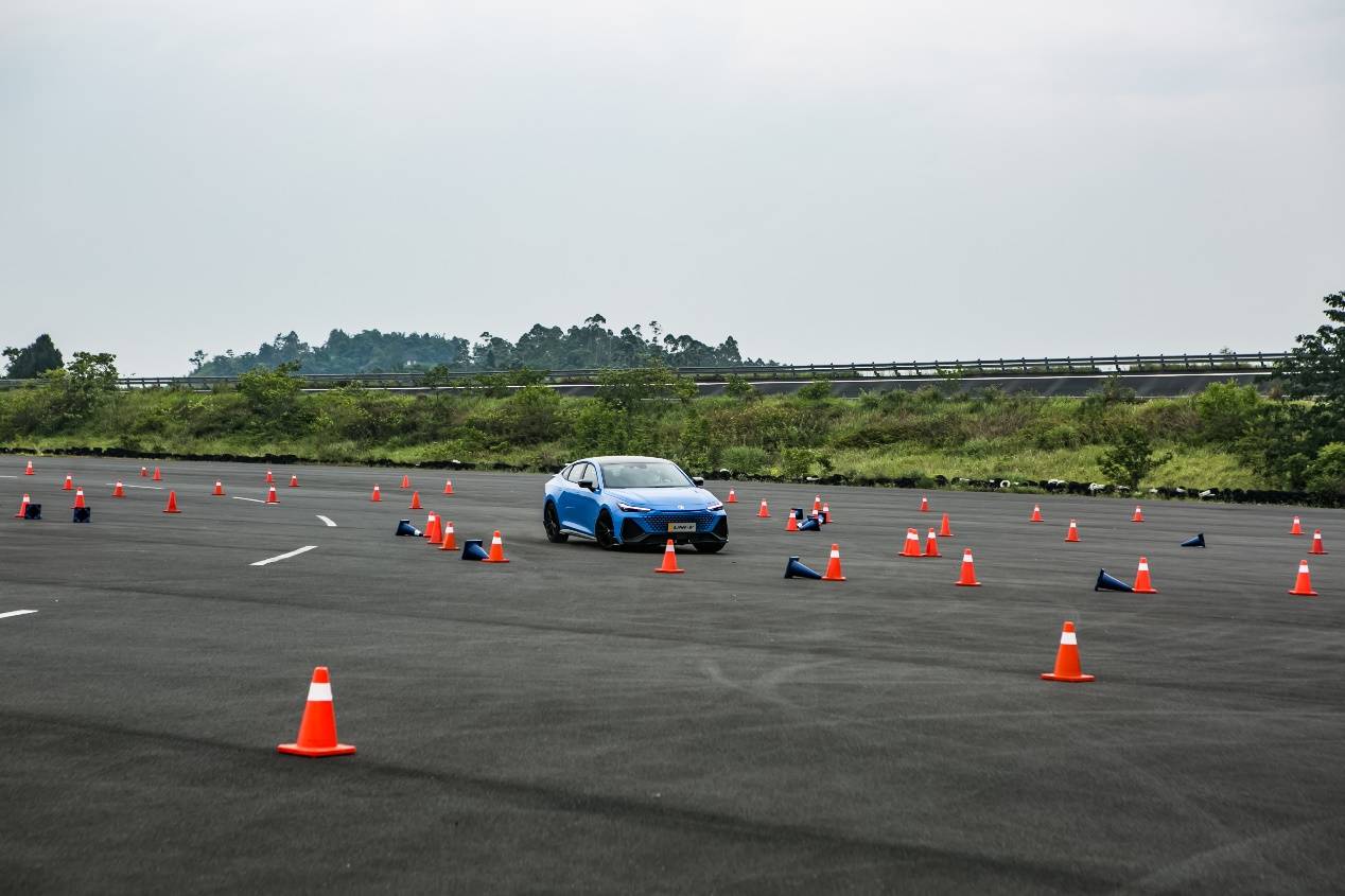 师共同"制造"出的金卡纳赛道中,包含了直线,低速弯,高速弯,蛇形绕桩