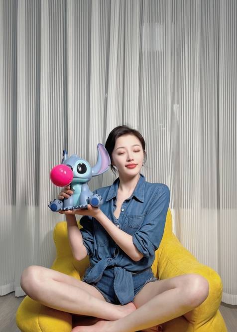 青春女星王秀竹晒童年喜欢玩偶不慎秀出大美腿