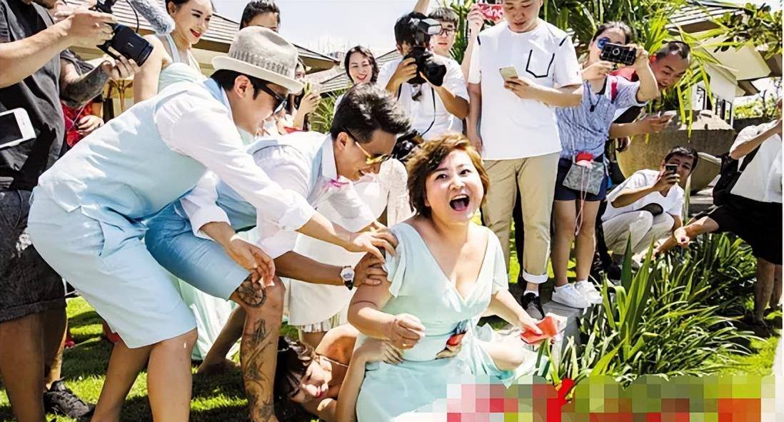 看出不对劲的贾玲急忙拦在了她的身前,并顺势把几个带头的伴郎推入了