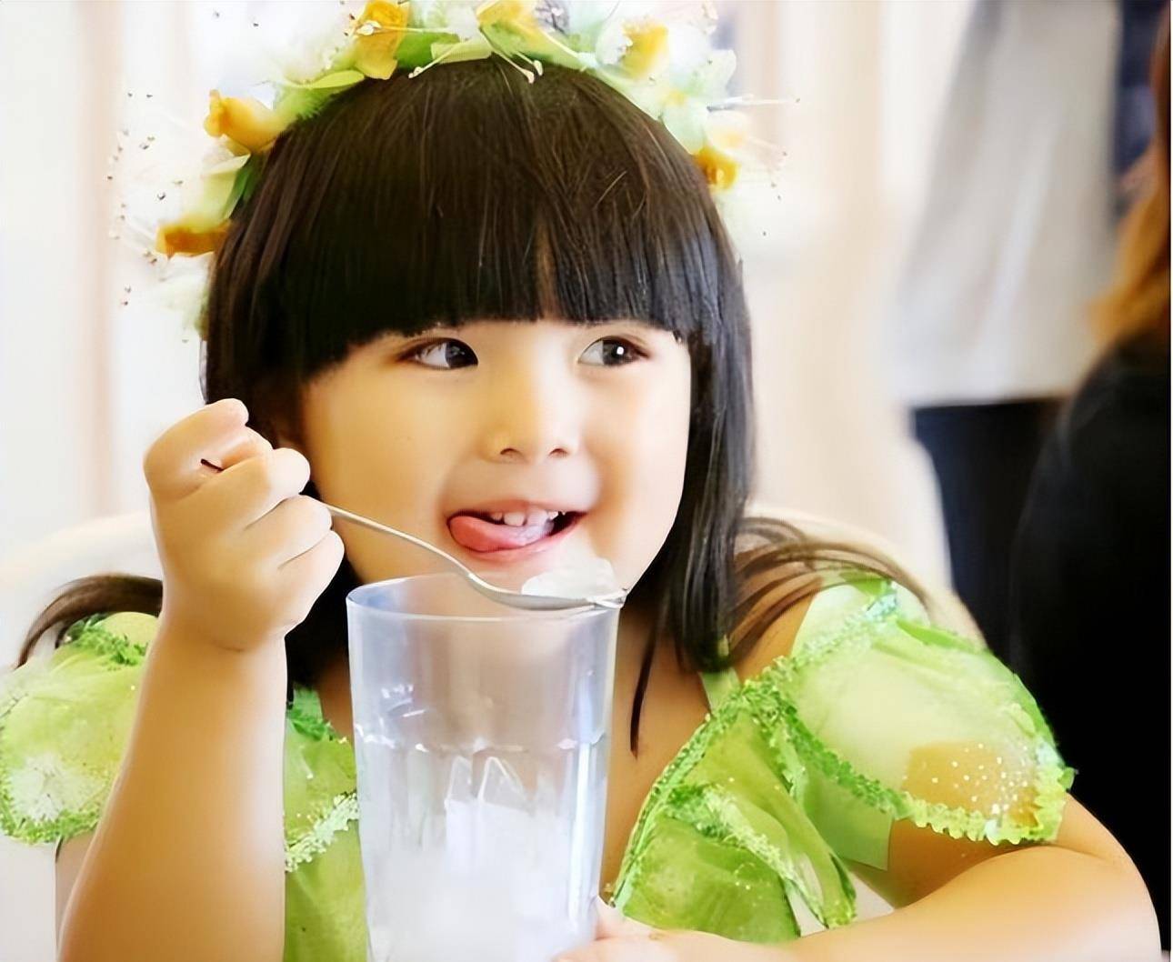 原创12岁的王世玲打高尔夫球在身上剪了一条12w的褶裙网友最好不要戴