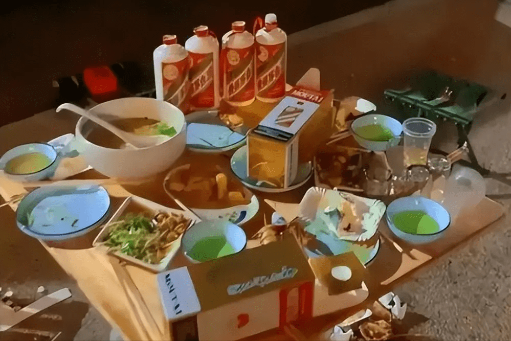 广州街边3人吃夜宵喝4瓶茅台喝完砸烂瓶口老板遇上行家了