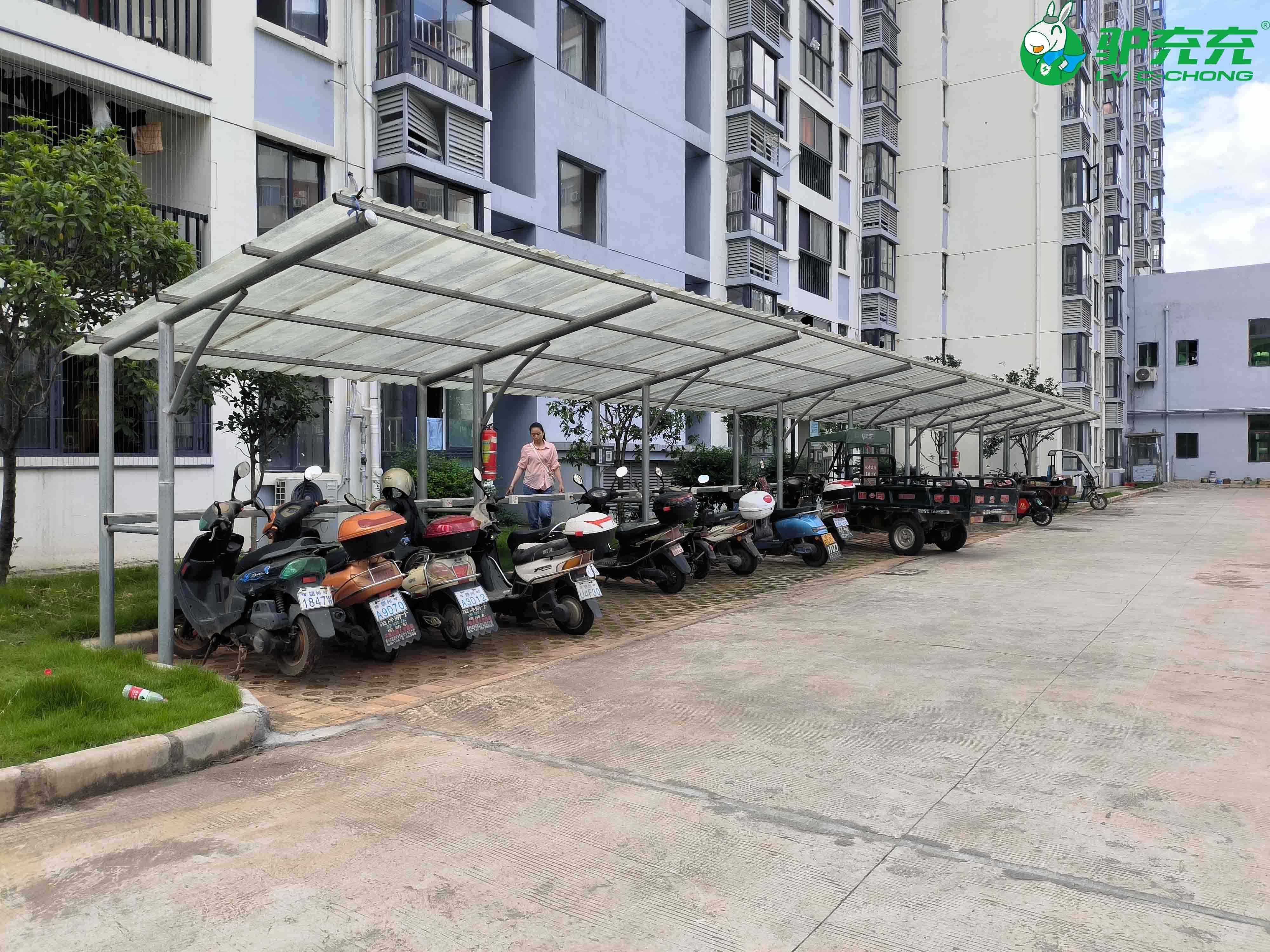 在马路停车棚,在学校,医院,商业中心这些地方建设充电桩,要么你有关系