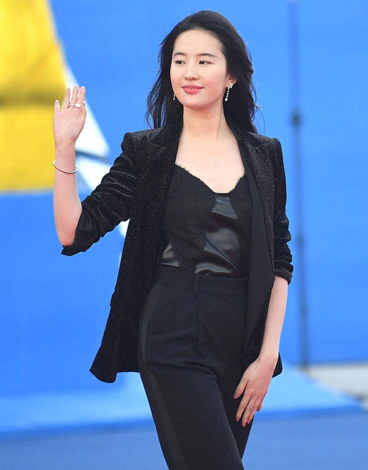 原创刘亦菲越来越有气质西装配波浪卷发太女人配高跟鞋美出新高度