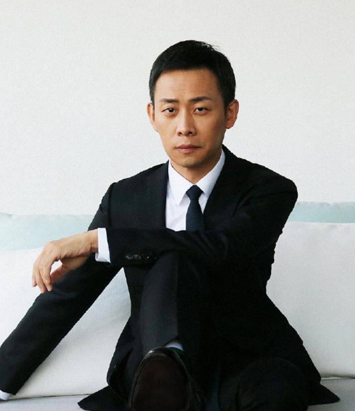 张译隐藏多年娇妻公开,真实身份曝光后,想不到是熟悉的她_钱琳琳_西装