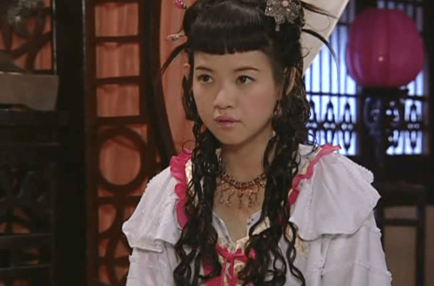 《名扬花鼓》中的曾宝仪,也尝试过一款相似的发型,只是发量更少,看