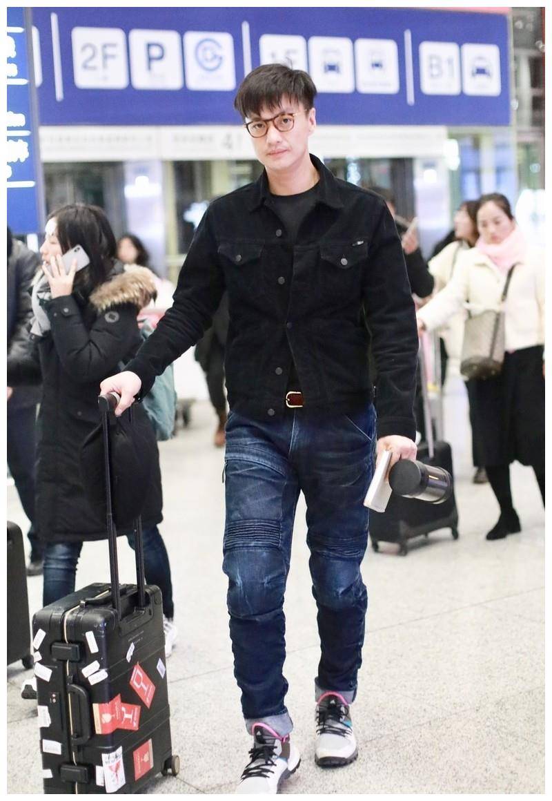 原创周一围手握保温杯走机场戴镜框装嫩一低头暴露双下巴