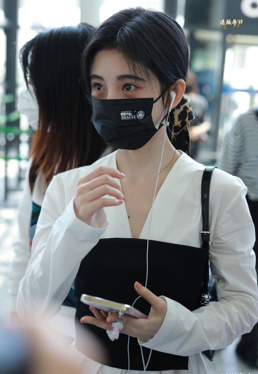 鞠婧祎戴黑色口罩照片图片