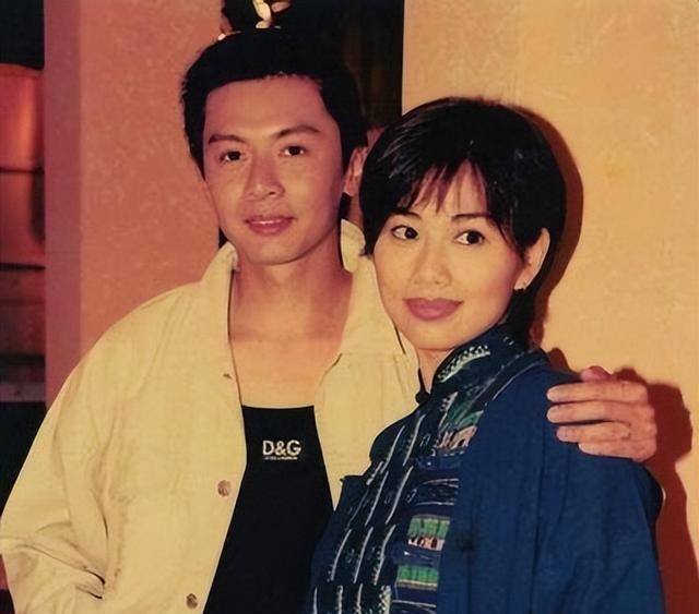 原创香港富少何宝生放弃百亿家产38岁出家凌晨3点起床诵经参禅