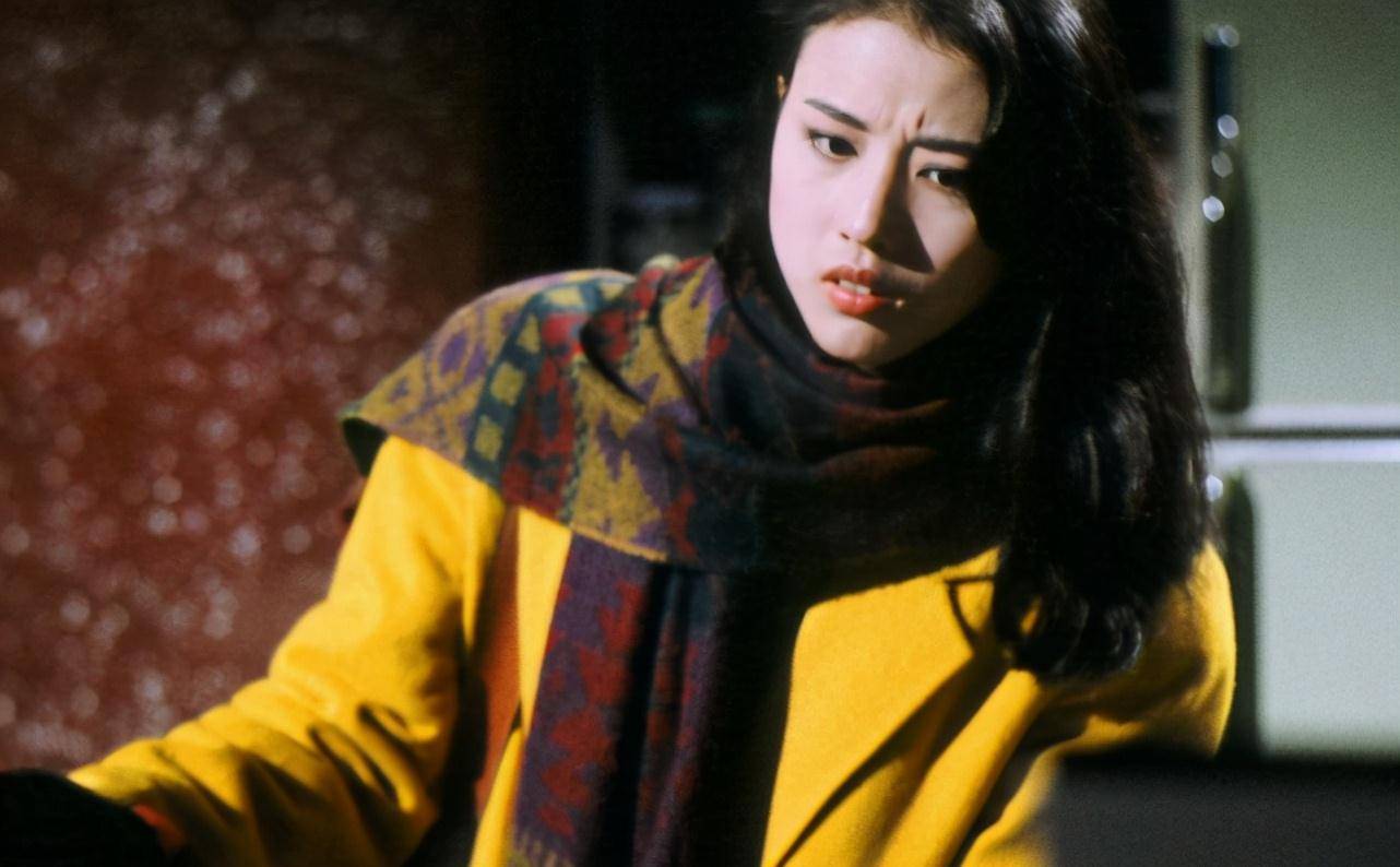 奠定了她无数观众梦中情人的地位,周海媚在张学友歌曲《吻别》中的"