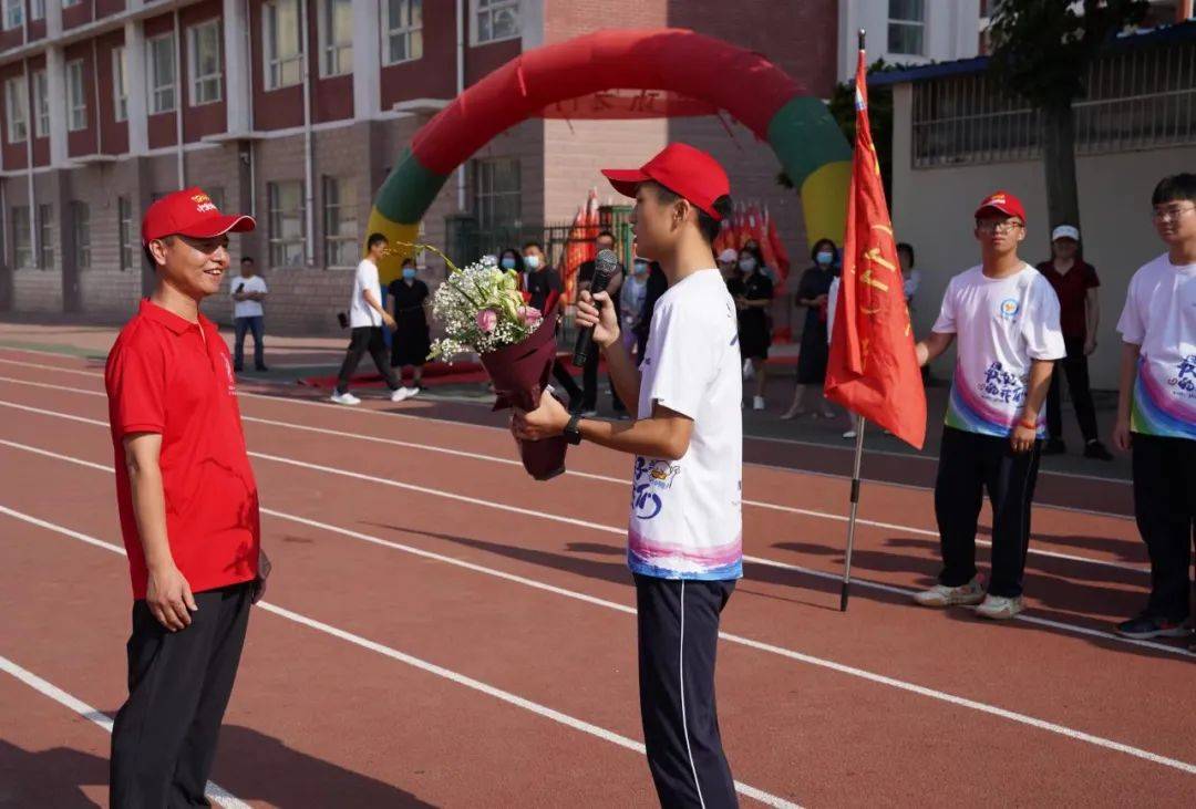 濮阳市第四中学校长图片