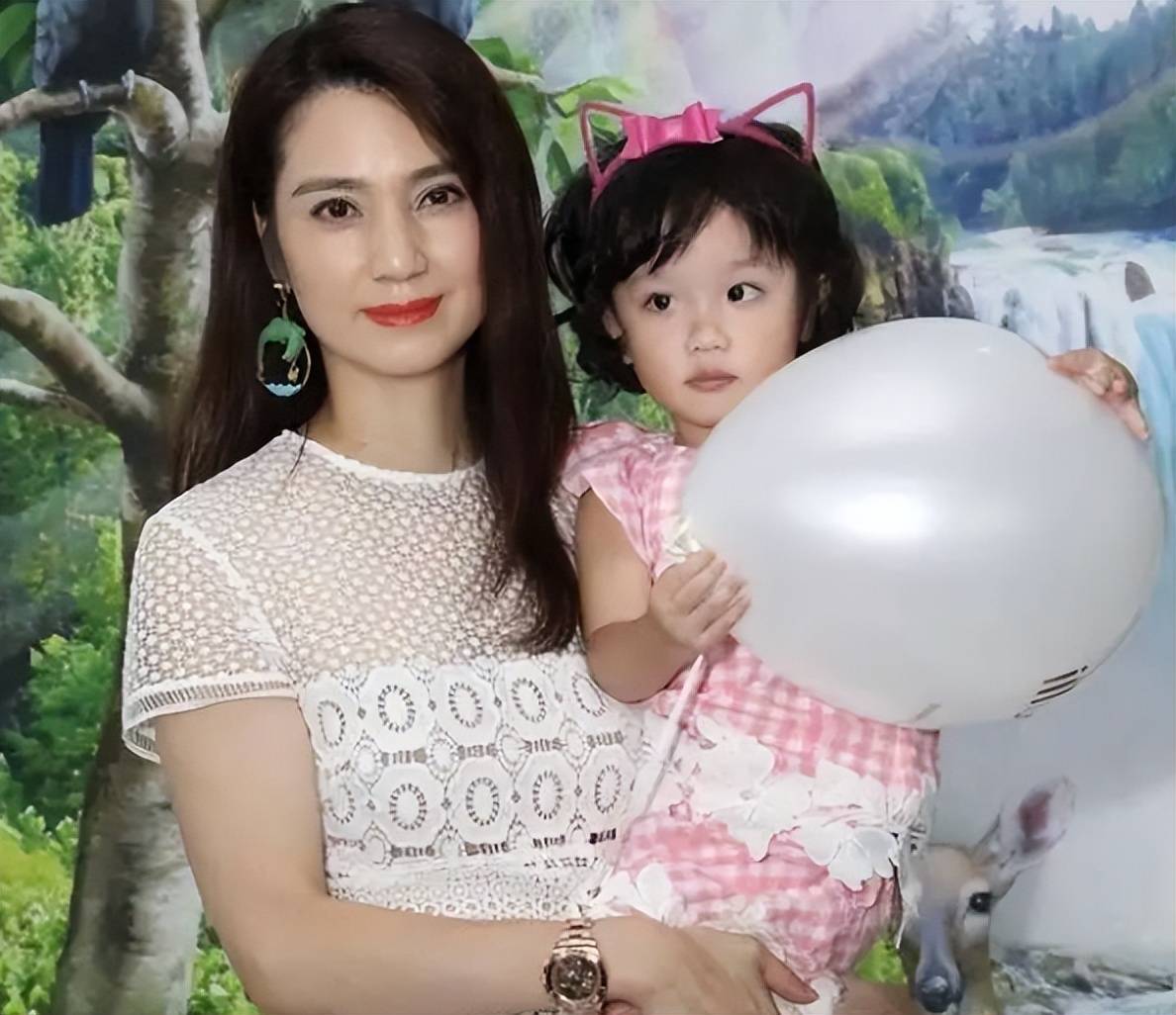 原创洪欣闪婚闪离怀孕被莫少聪抛弃38岁嫁张丹峰二胎生女