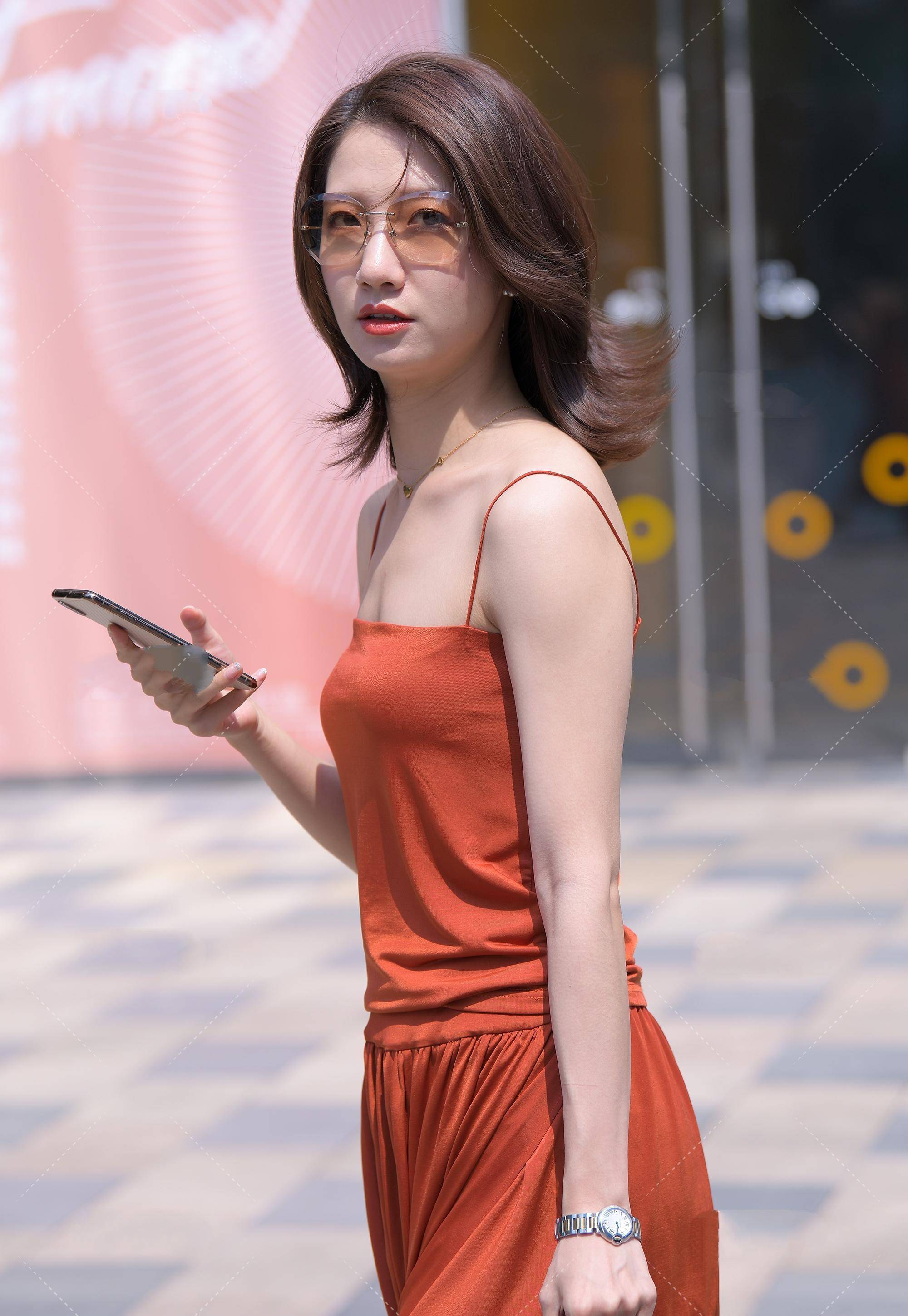 原创酒红色吊带连衣裙穿出时尚知性美展现温婉的气质风格