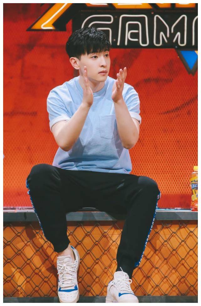 邓伦真逗穿一双高跟篮球鞋上活动类节目就不拍扭伤脚