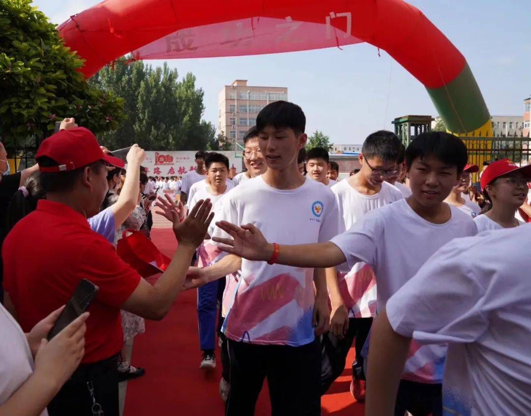 濮阳市第四中学举行感念师恩圆梦中考毕业典礼暨中考壮行会