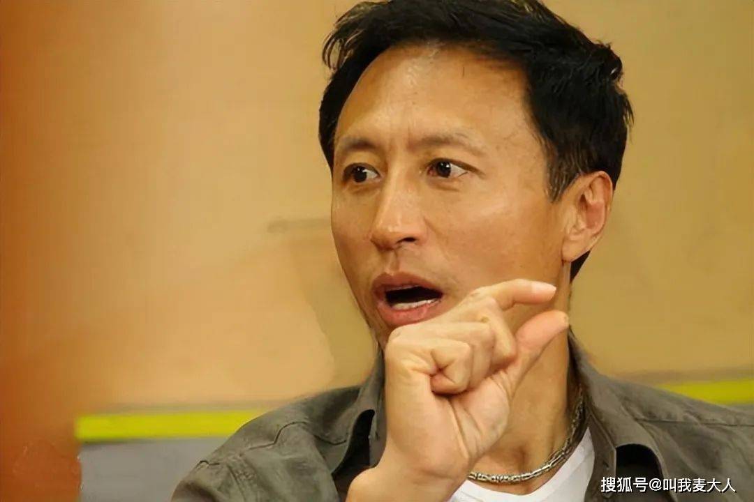 他是胡歌恩师,两次阻止刘亦菲恋情,并说要对初恋妻子一辈子负责_王洛