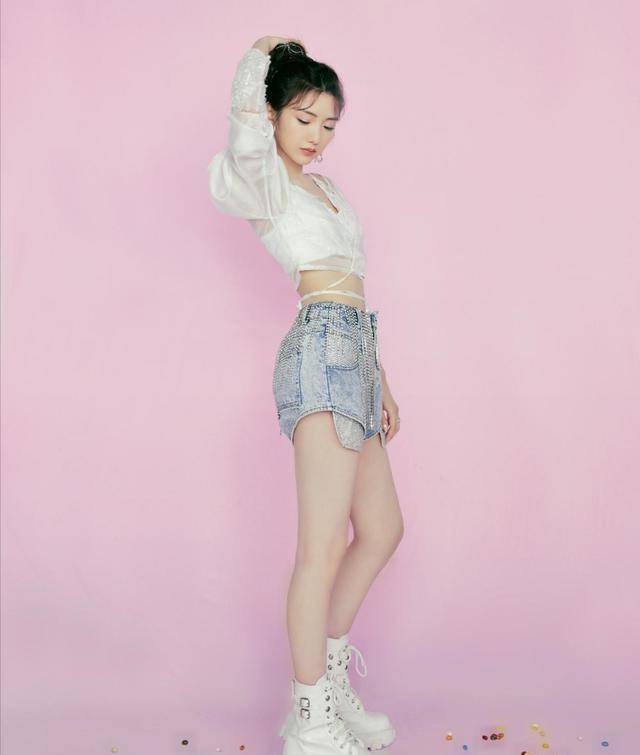 毛晓彤长相甜美身材很辣一身橘色裙装秀尽身段越来越有女人味