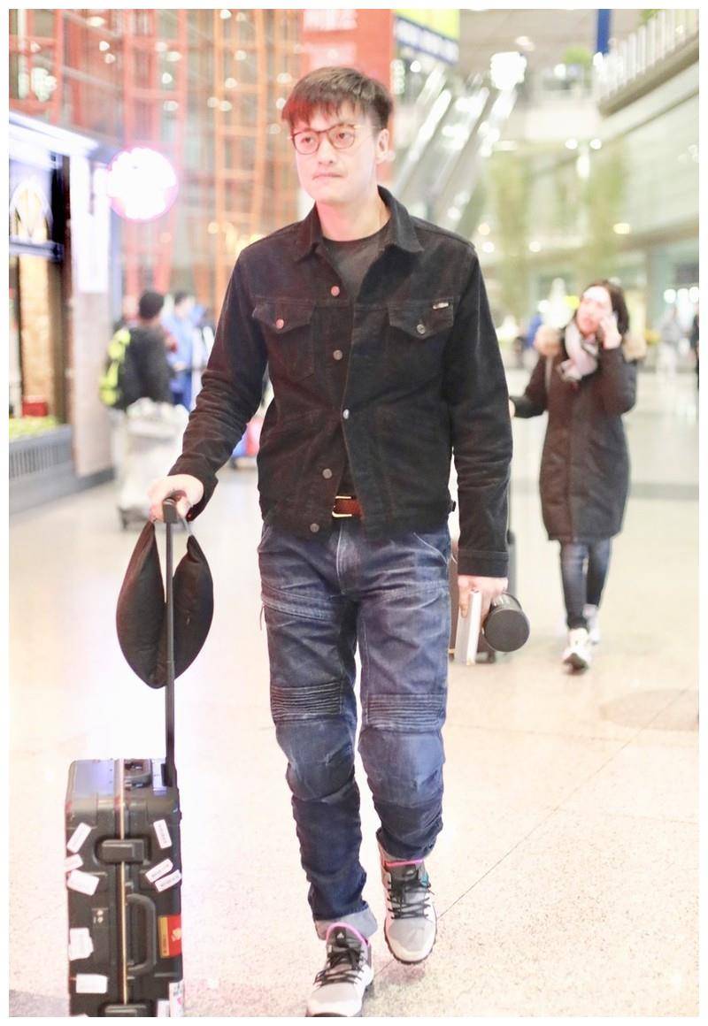 原创周一围手握保温杯走机场戴镜框装嫩一低头暴露双下巴