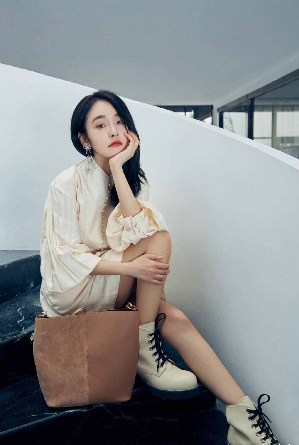 原创张佳宁裙子好短配靴子大秀细长直美腿坐下来都要用包包挡了