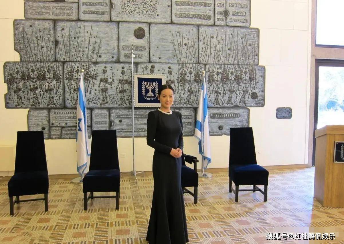 原创歌唱家哈辉晒全家福一双儿女可爱颜值高老公杨柳胡子花白抢眼