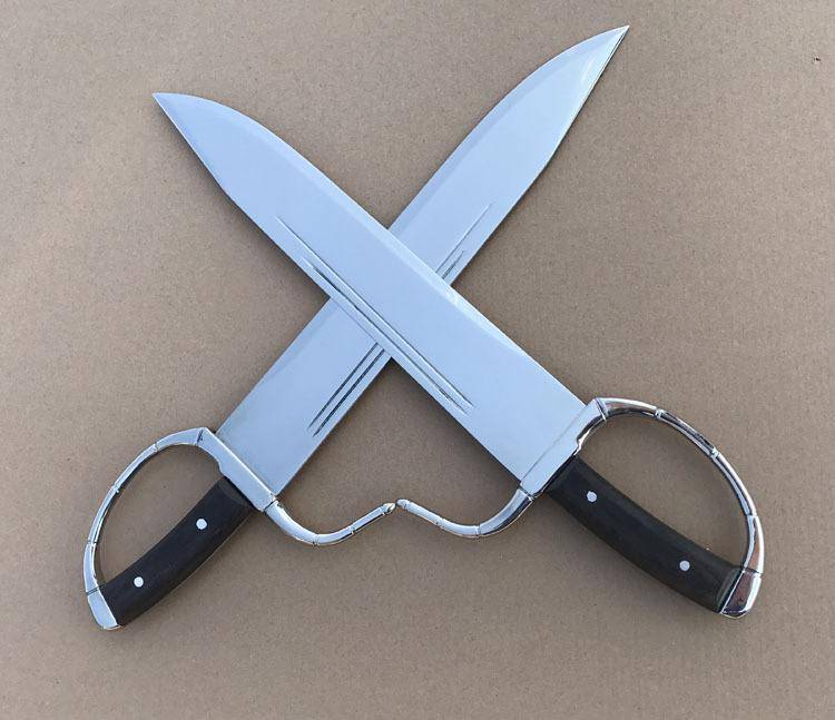 蝴蝶双刀属于短兵器的一种,一般是由刀身和刀柄以及护手组成,制式比较