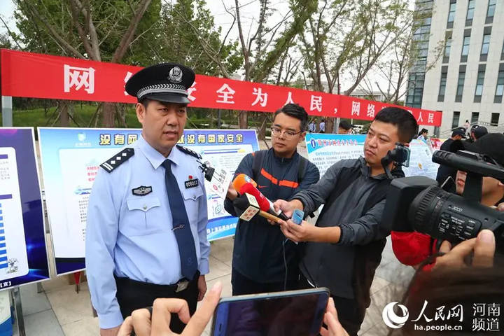 因郑州红码事件被撤职的冯献彬当过奥运火炬手曾是一位警界英雄