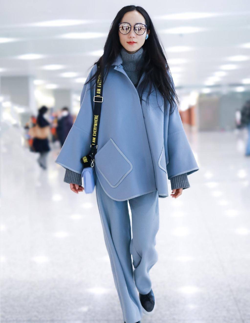 韩雪不走淑女风,银杏叶长羽绒服内搭短款黑色夹克,又美又飒_套装_颜色