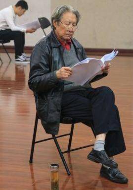 从照片中我们能够看得出来,虽然黄小立满头白发,但一点都不像80多岁的