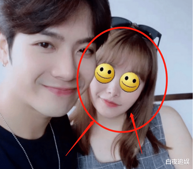 王嘉尔跟女生合影,拍照时的小细节亮了,男朋友都没有这么贴心_美颜