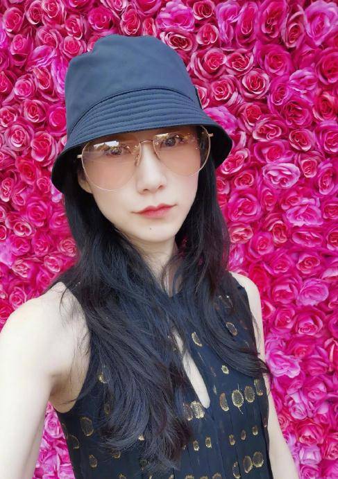 原创度假穿搭学韩雪大红吊带优雅迷人看起来像18岁的小姑娘