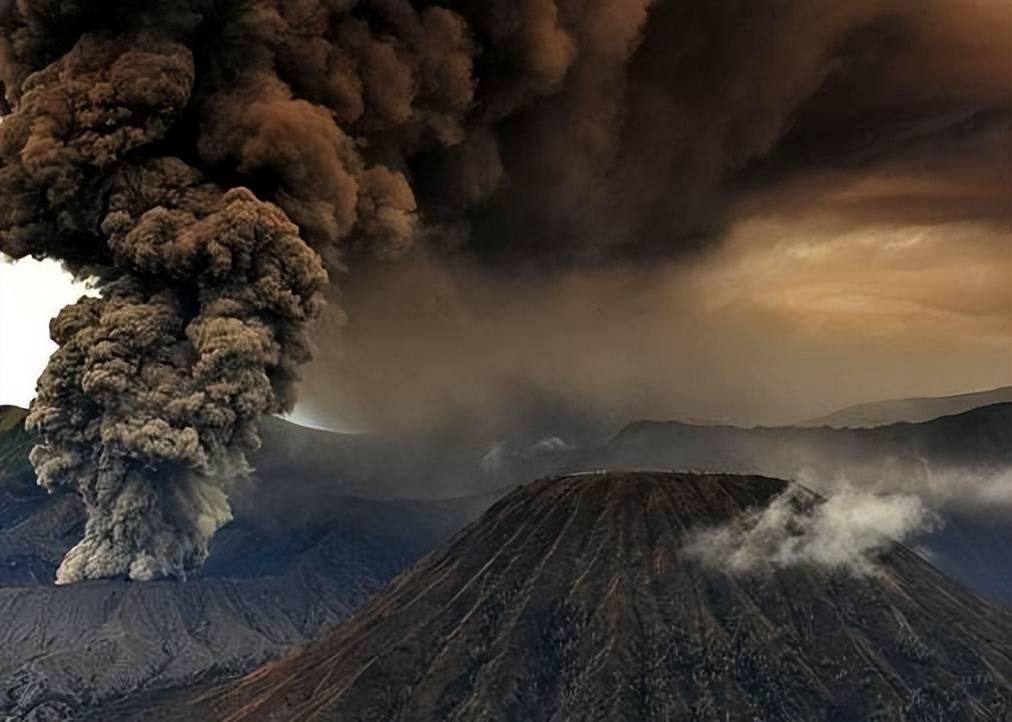 坦波拉火山图片