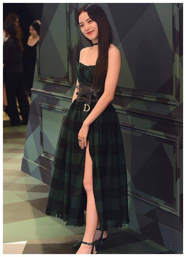 金智秀真会穿穿格纹长裙亮相女神范十足手臂却意外抢镜了