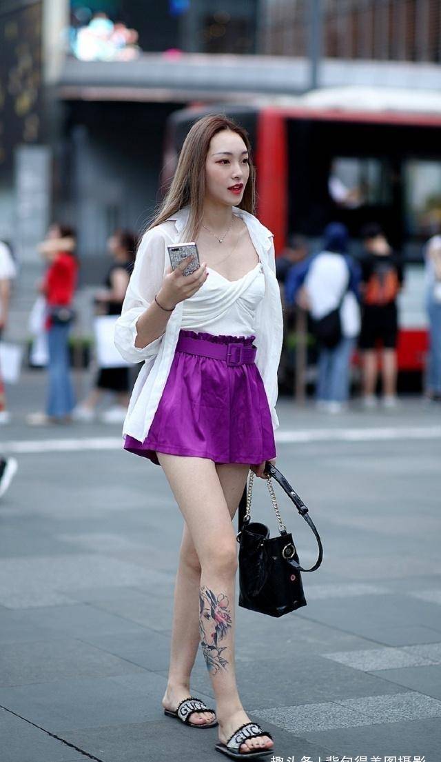 原创路人街拍美女真是好看穿黑色的连衣裙搭配优雅又时髦