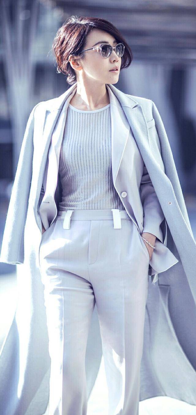 闫妮出席新片首映,红上衣搭配皮裙有活力,没想到她都48岁了!