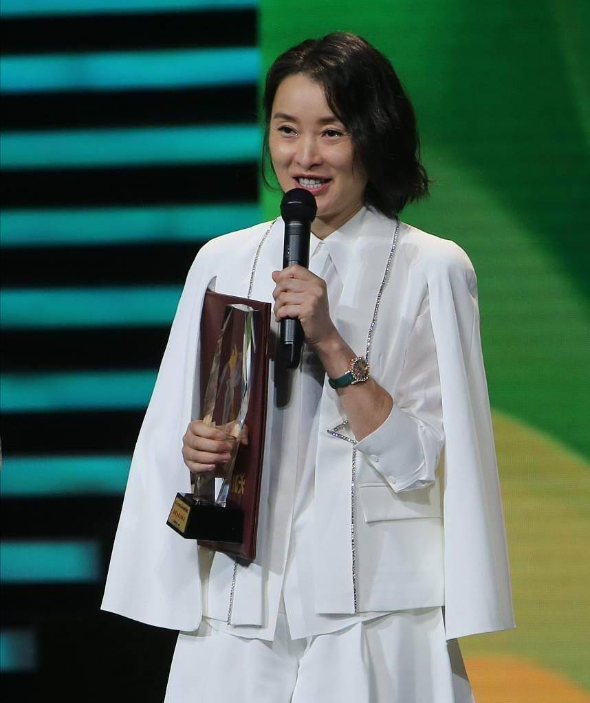 吴越用缎面衬衫扮美,40多岁气质却娇美,和柯蓝同框不像同龄人_女子