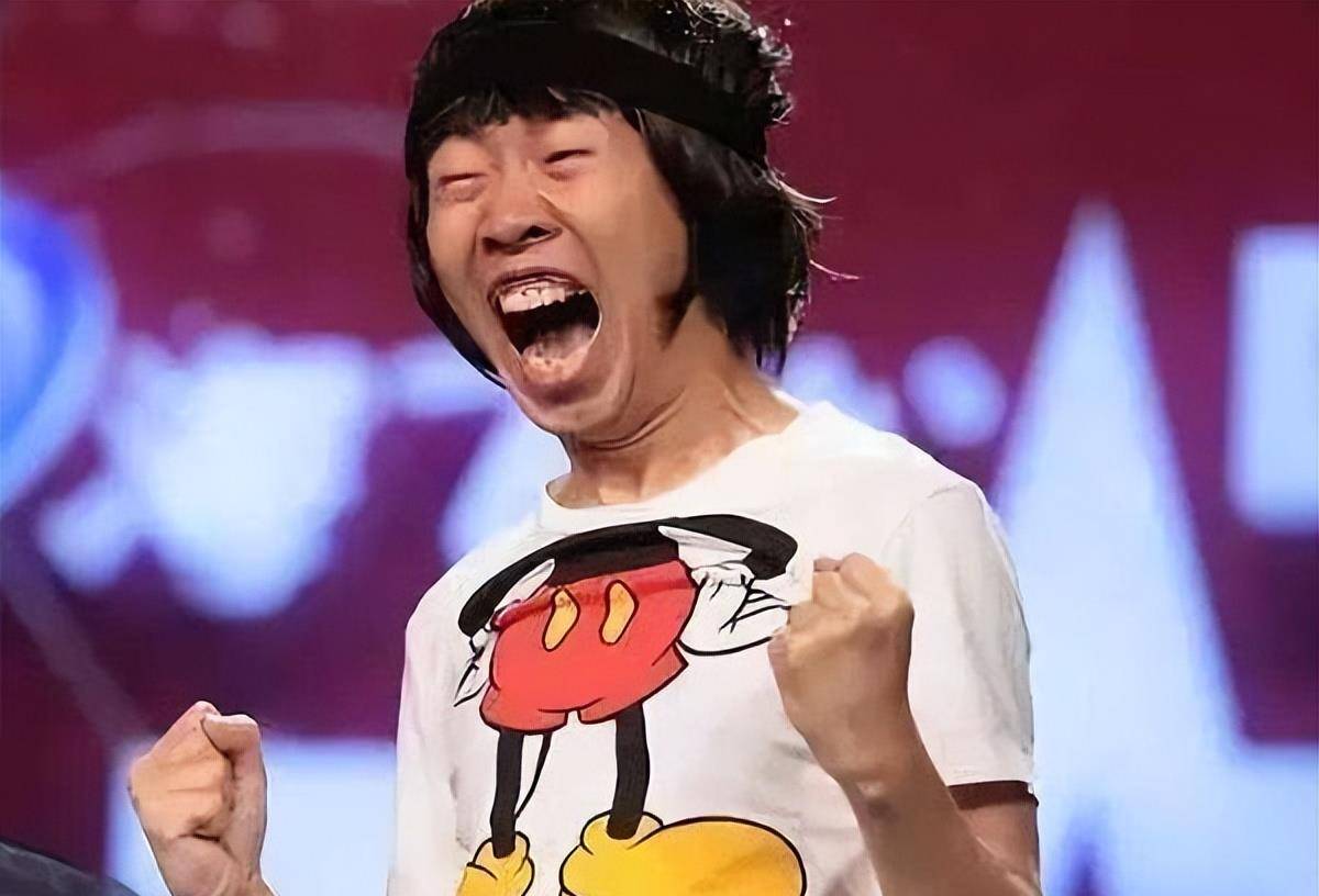 他带着由歌曲《山路十八弯》组成的bgm,在《中国达人秀》的舞台之上留