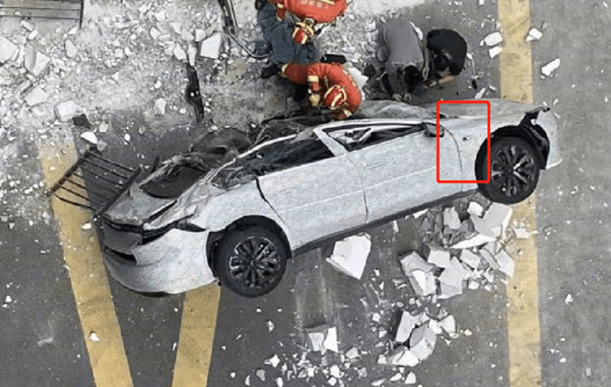 蔚来et7测试车冲出大楼坠落_搜狐汽车_搜狐网