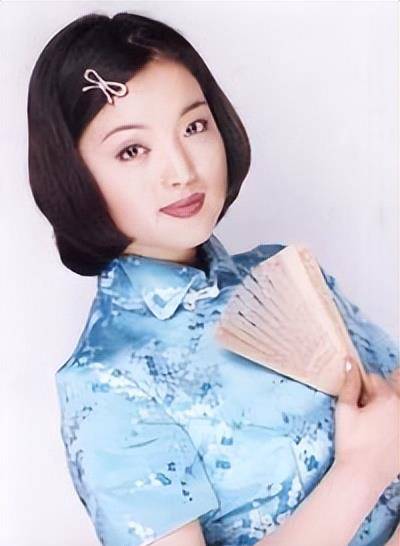 原创歌手白雪中年离异后44岁再嫁小8岁老公如今生活太幸福