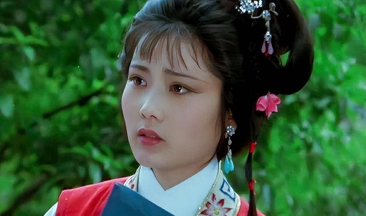 她的古装扮相很有气质,面部的线条感流畅,有着江南美人的温婉感觉