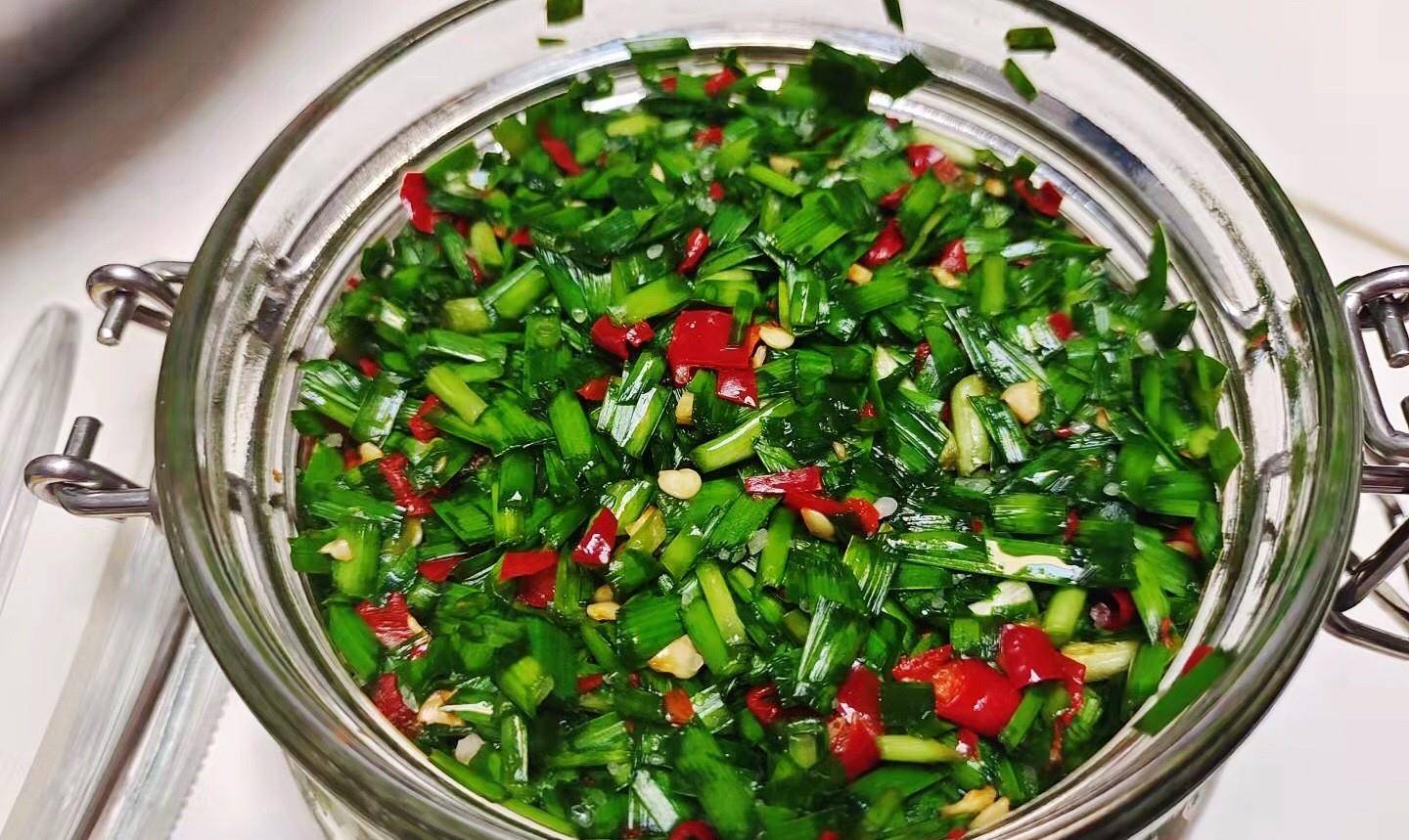 腌韭菜放盐有讲究牢记1放2不沾香辣提味放半年不坏