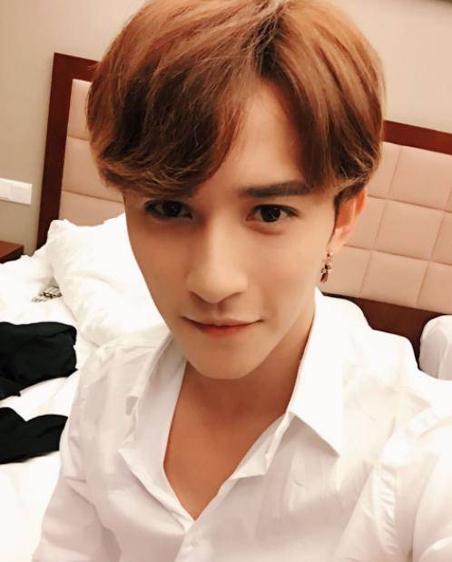 原创家暴男星刘洲成官宣恋情新女友评论引网友群嘲网友一类人