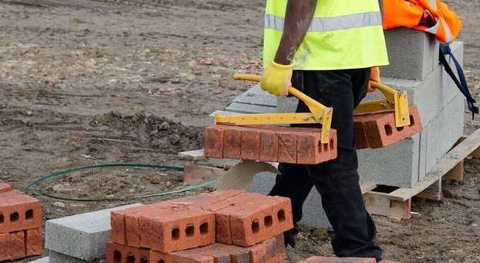 工人的得力助手,建材搬运能手,拉砖头的利器:电动爬楼机_电池_续航