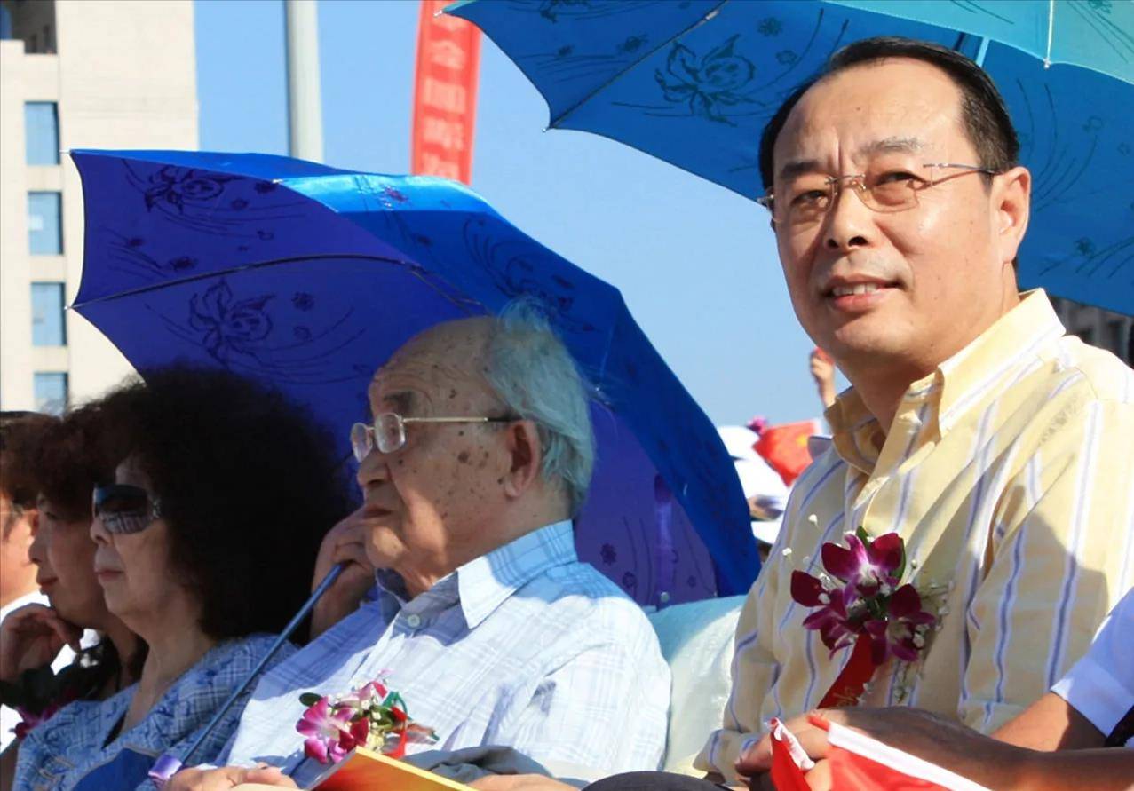 大儿子乔鲸和奥运结下不解之缘,先后为2008年奥运创作了会歌,志愿者之