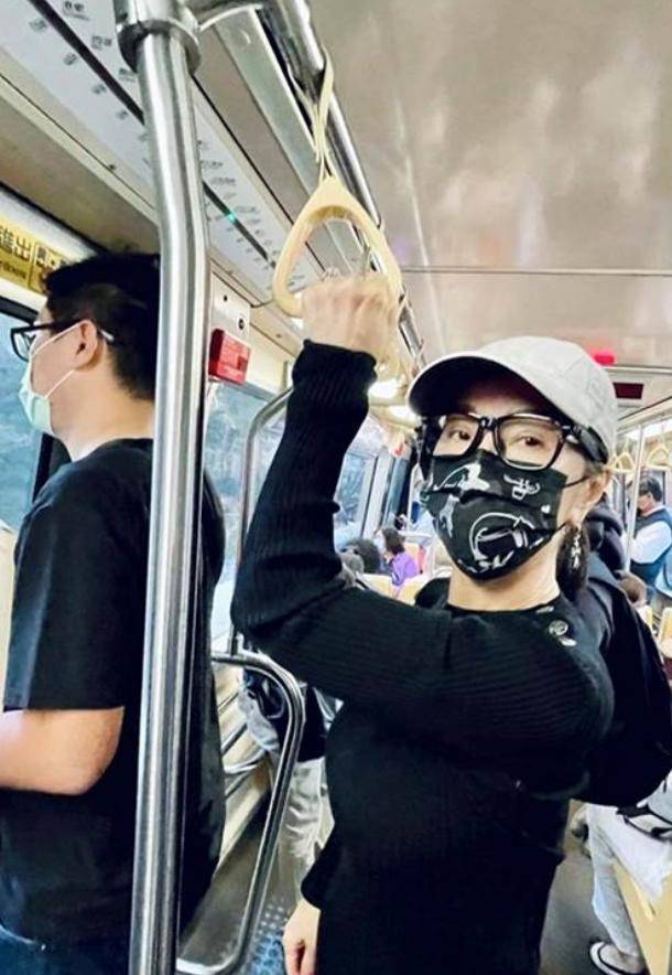 65岁陈美凤独自出行，坐地铁却无人认出