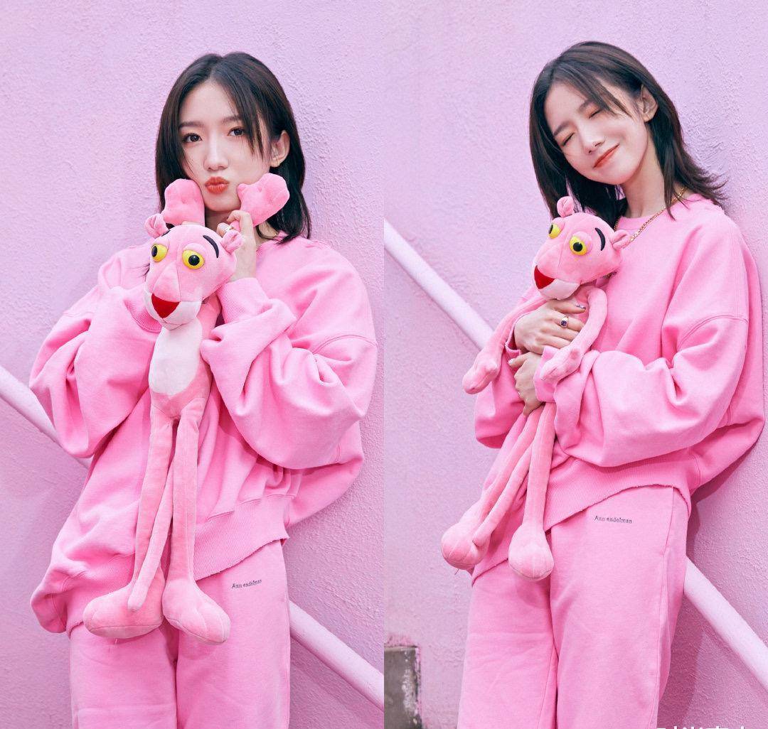 原创孟美岐的粉色儿童节粉色运动套装粉色背景墙可爱到家