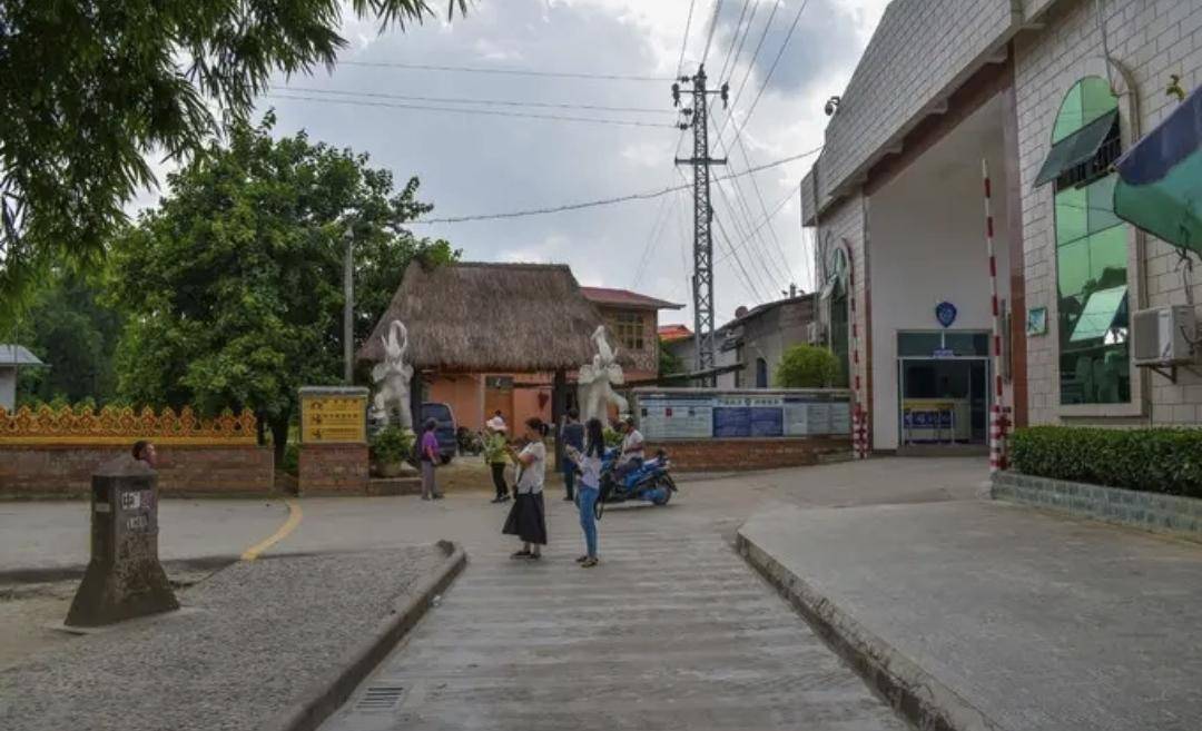 一条马路，把一个村分属2国，游客去隔壁村要护照？