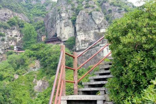 江南悬空寺，天然立佛！浙江一景区，景色优美，被誉为浙西小九华