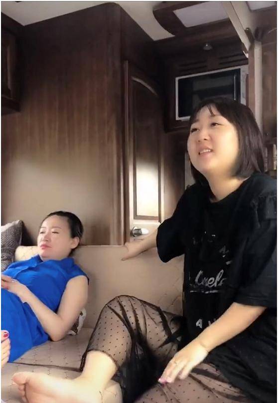 赵本山徒弟和好友热聊,意外曝光房车内景,一张大床能容纳4人_张小伟