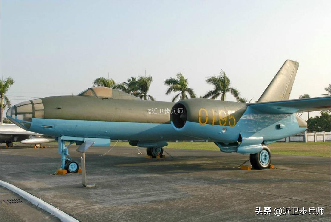 涂装方面,当时伊尔-28的涂装是上绿下蓝的前线伪装色,和电视剧拍摄之
